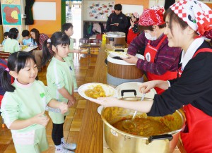 カレーライスを受け取り笑顔の園児