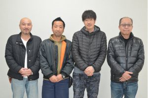 黄金ファームの阿部代表(右から2番目)と構成員