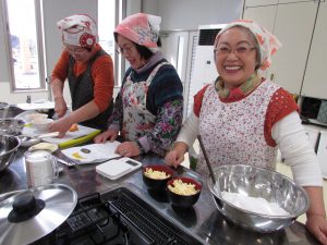 米粉料理を作る部員たち