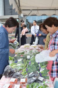 たくさんの新鮮な野菜が並んだ