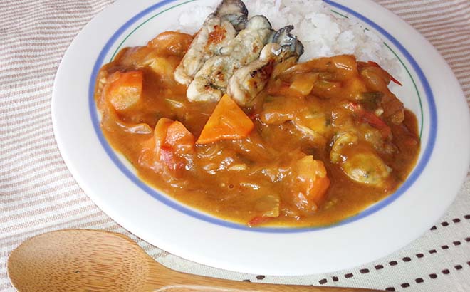 「牡蠣とまカレー」