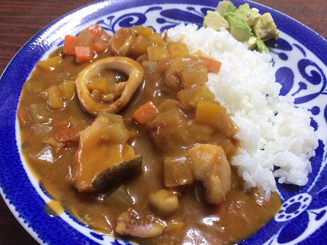 「トマトと旬の自家製野菜を使ったシーフードカレー」