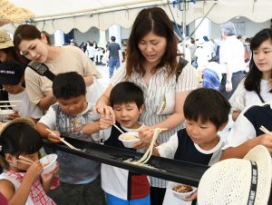 笑顔で楽しむ親子