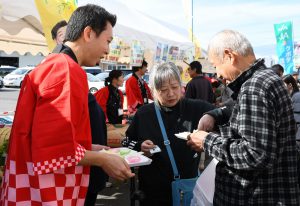 ４種類の新米を食べ比べる来場者