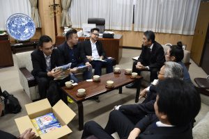 新たな2㌔入れ海外販売用「ひとめぼれ」に関心を示す視察団一行