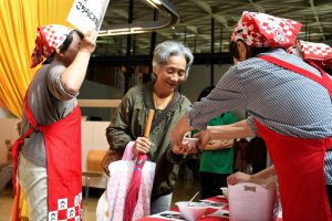 新米を含む地場産品を使ったカレーを配布