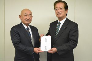 JAみやぎ仙南の浅野清組合長(右)へ義援金を手渡すJAいしのまきの松川孝行組合長