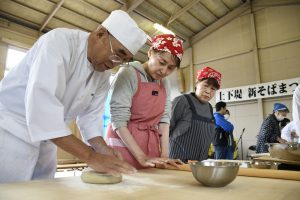 講師の動きをまねする体験者