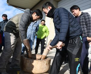 参加者の父親も子どもと一緒に餅つきを楽しんだ