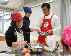 櫻田氏に教わりながら調理する親子