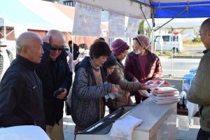 牛肉の売り場前には大勢の来場者が集まり大盛況