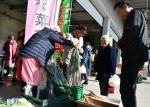 直売所も出店し、地元産の新鮮な野菜を販売