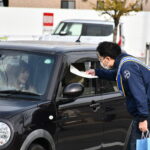 交通安全を呼びかける職員